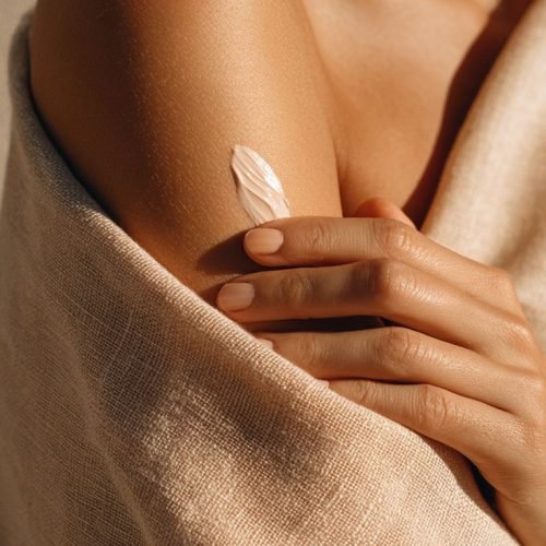 Mulher em momento de autocuidado representando a baixa libido feminina e a relação com a sexualidade.